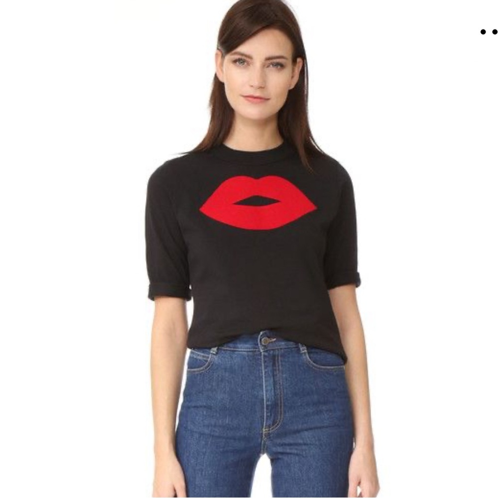 Stylish Black Tee with Bold Red Lips Design